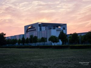 Berlin: Kanzleramt im Sonnenuntergang