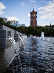 Festbrennweiten: Wasserspiel und Rotes Rathaus