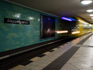 Festbrennweiten: U-Bahnhof Alexanderplatz - einfahrende Bahn