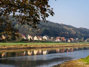 Schrammsteine: Spaziergang an der Elbe
