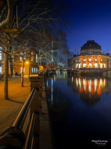 Berlin Mitte: Das Bode-Museum im Abendlicht