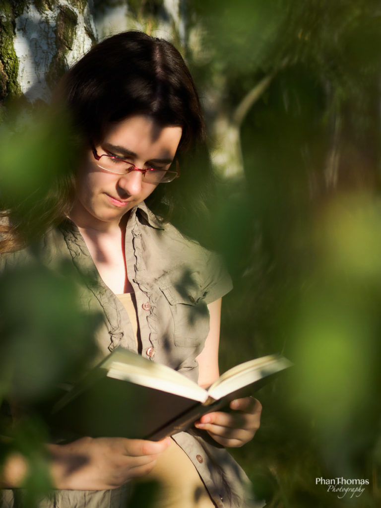 Portrait mit Buch 2