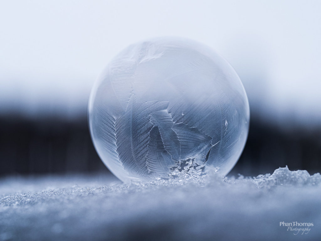 Gefrorene Seifenblase auf Schnee