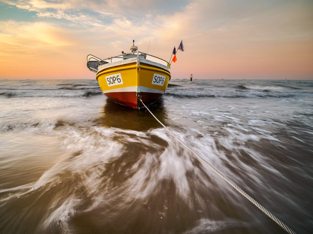 Boot mit Brandung