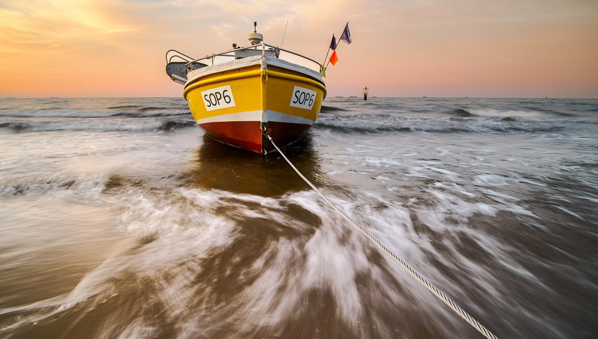 Boot mit Brandung