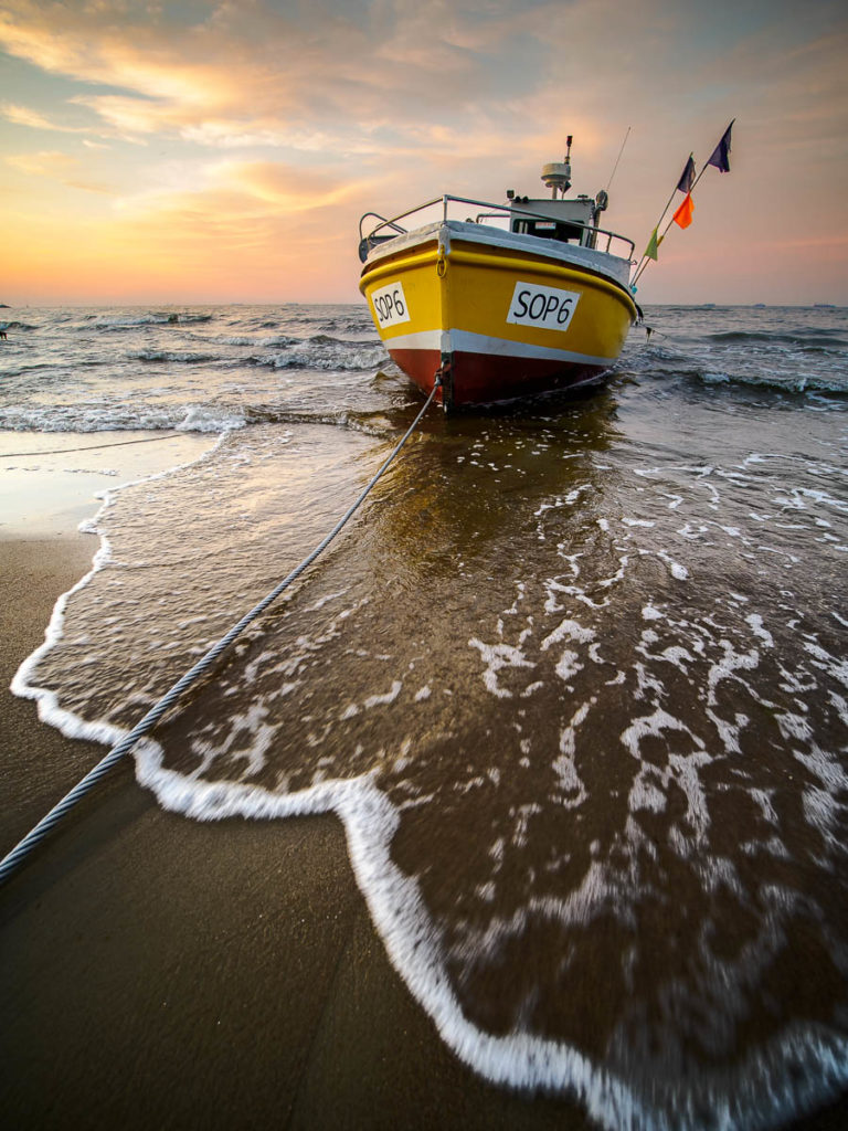 Boot mit Brandung