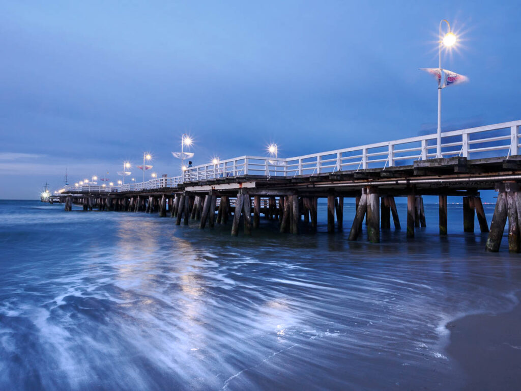 Seebrücke zu blauer Stunde