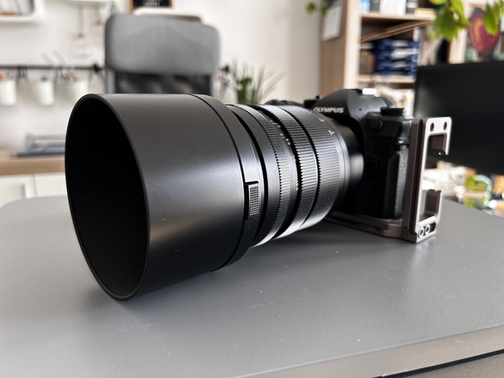 Panasonic-Leica 25-50 mit Streulichtblende